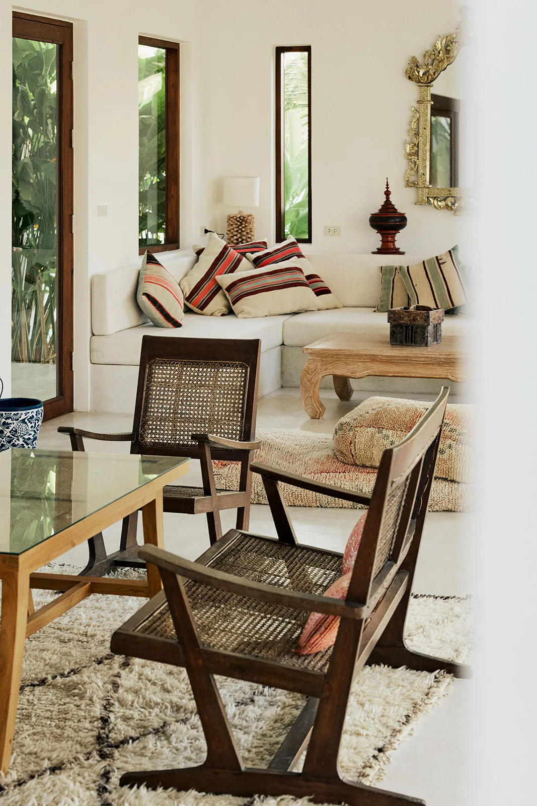 The sitting corner of a suite with rattan armchairs